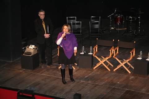 la Vice Sindaco Anna Scavuzzo che introduce davanti agli studenti intervenuti al Piccolo e un momento del dibattito, con la macchina da scrivere di Giancarlo Siani protagonista dell'evento, sul palco (Credits: Massimo Renna).