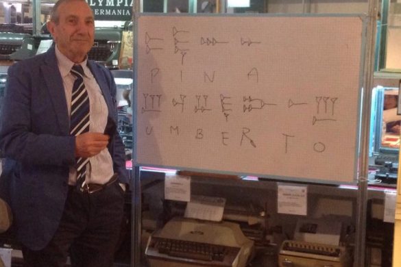 Umberto Di Donato, presidente del Museo della macchina da scrivere, durante una lezione di scrittura antica.