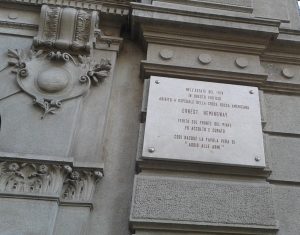 La targa dedicata a Hemingway in via Armorari a Milano 